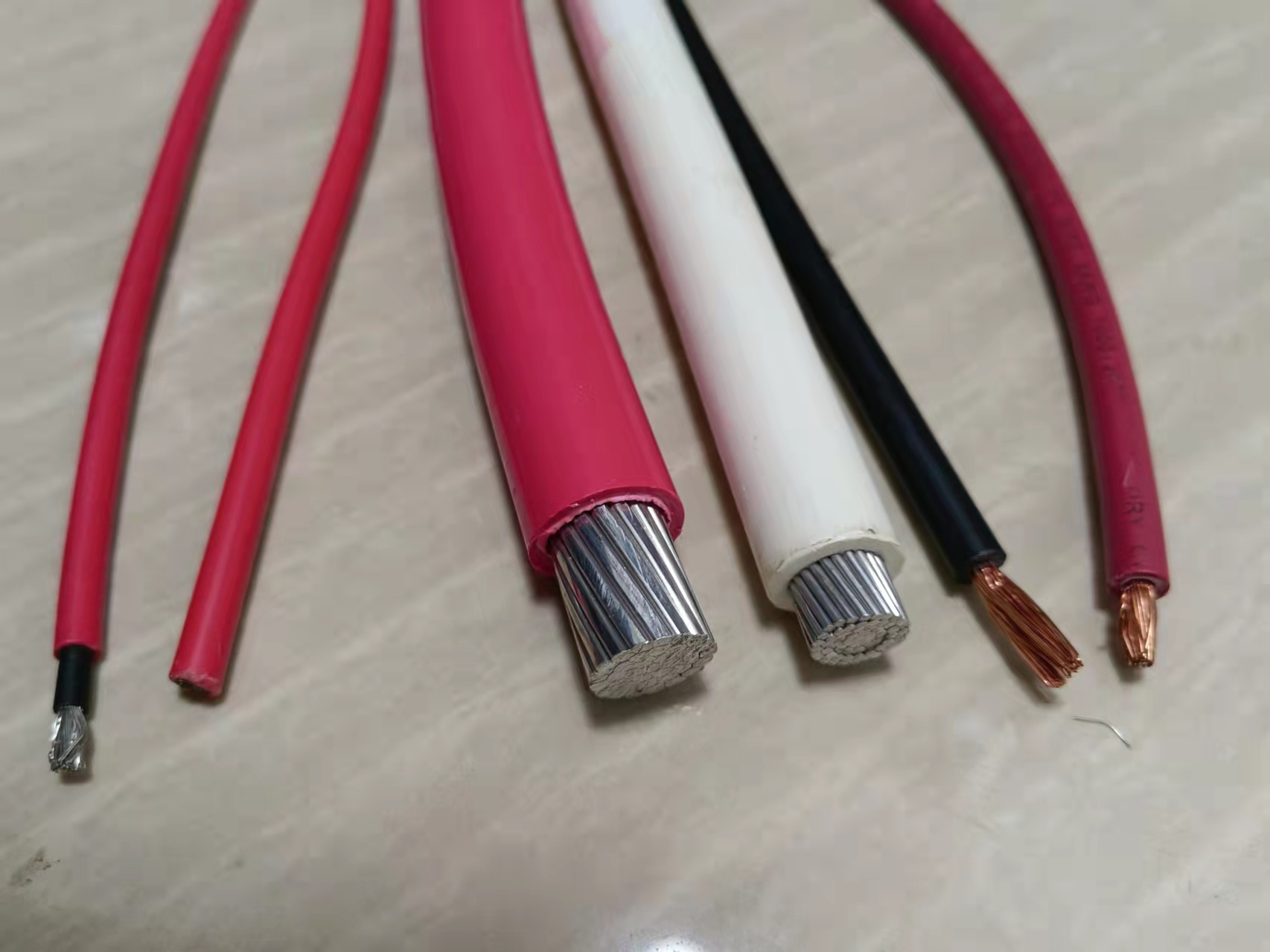 
                Filo PV elettrico rosso, blu nero stagnato, alluminio nudo
            