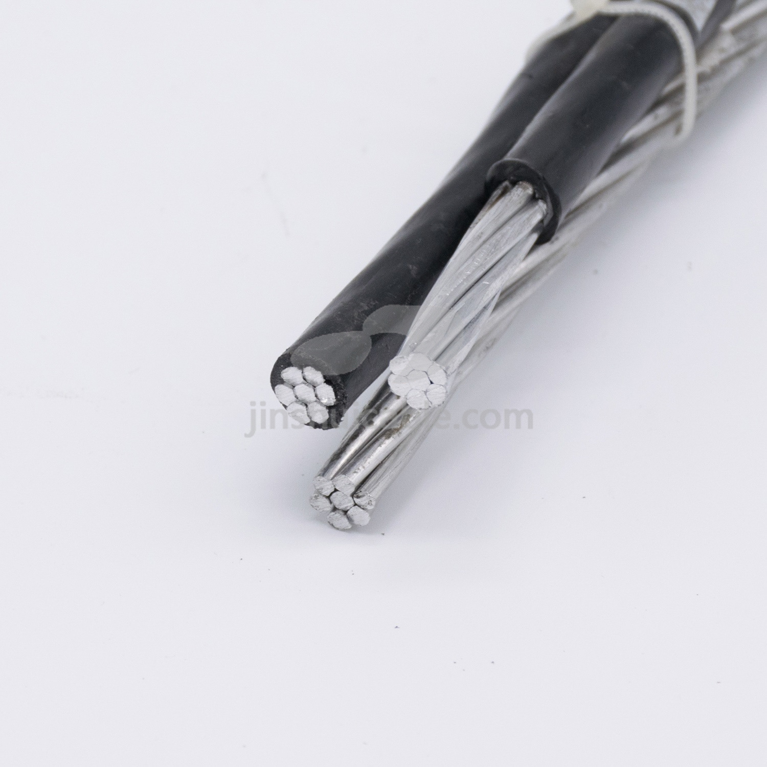 
                0,6/1kV PVC / XLPE / PE Triplex Triplex aislado Cable de alimentación del conjunto de antena de la caída de servicio
            