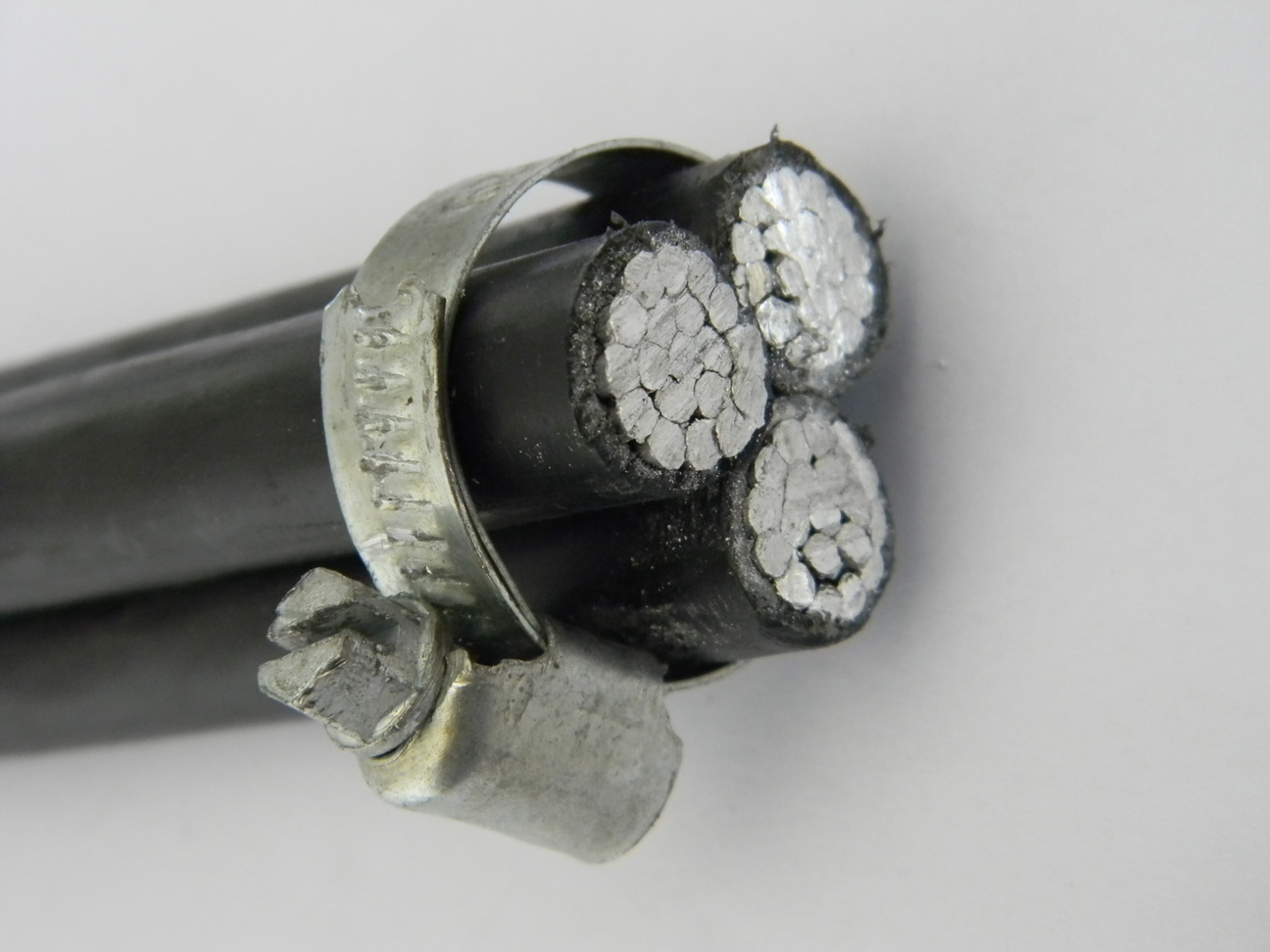 
                Caída del Servicio de techo de aluminio de 600V Cable conductor AAC Triplex Dúplex Cable Cable con aislamiento XLPE o PE
            