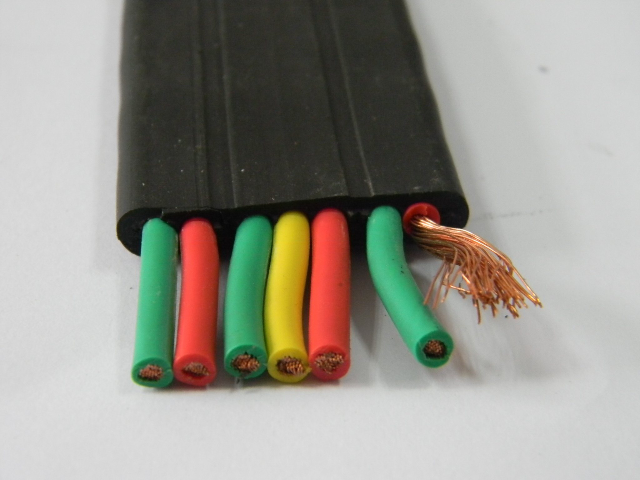 
                Isolant en PVC Âme en cuivre du câble voyageur plate en caoutchouc souple de la gaine du câble de l′élévateur de câble pour connexion flexible
            