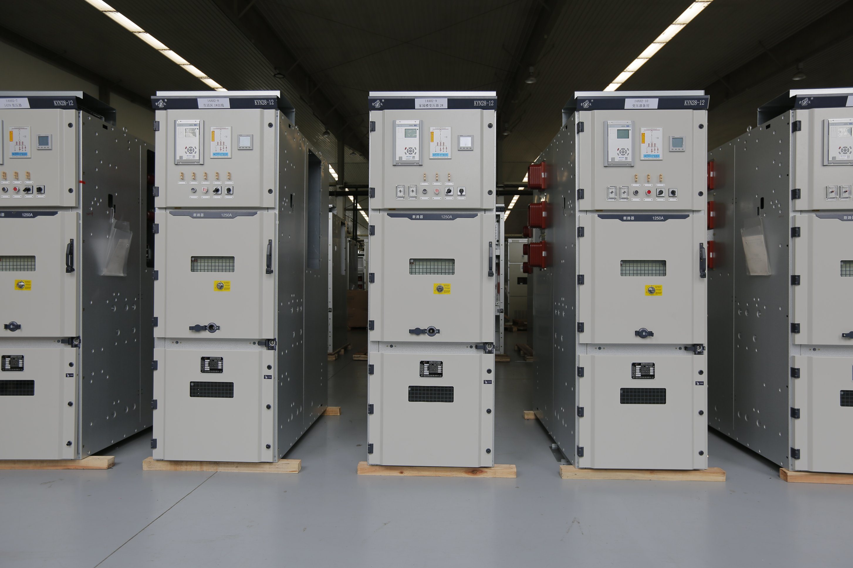 
                En el interior inteligente Kyn28 aislado de aire cajas reductoras, tableros de distribución de los principales proveedores con TUV/CE/IEC.
            