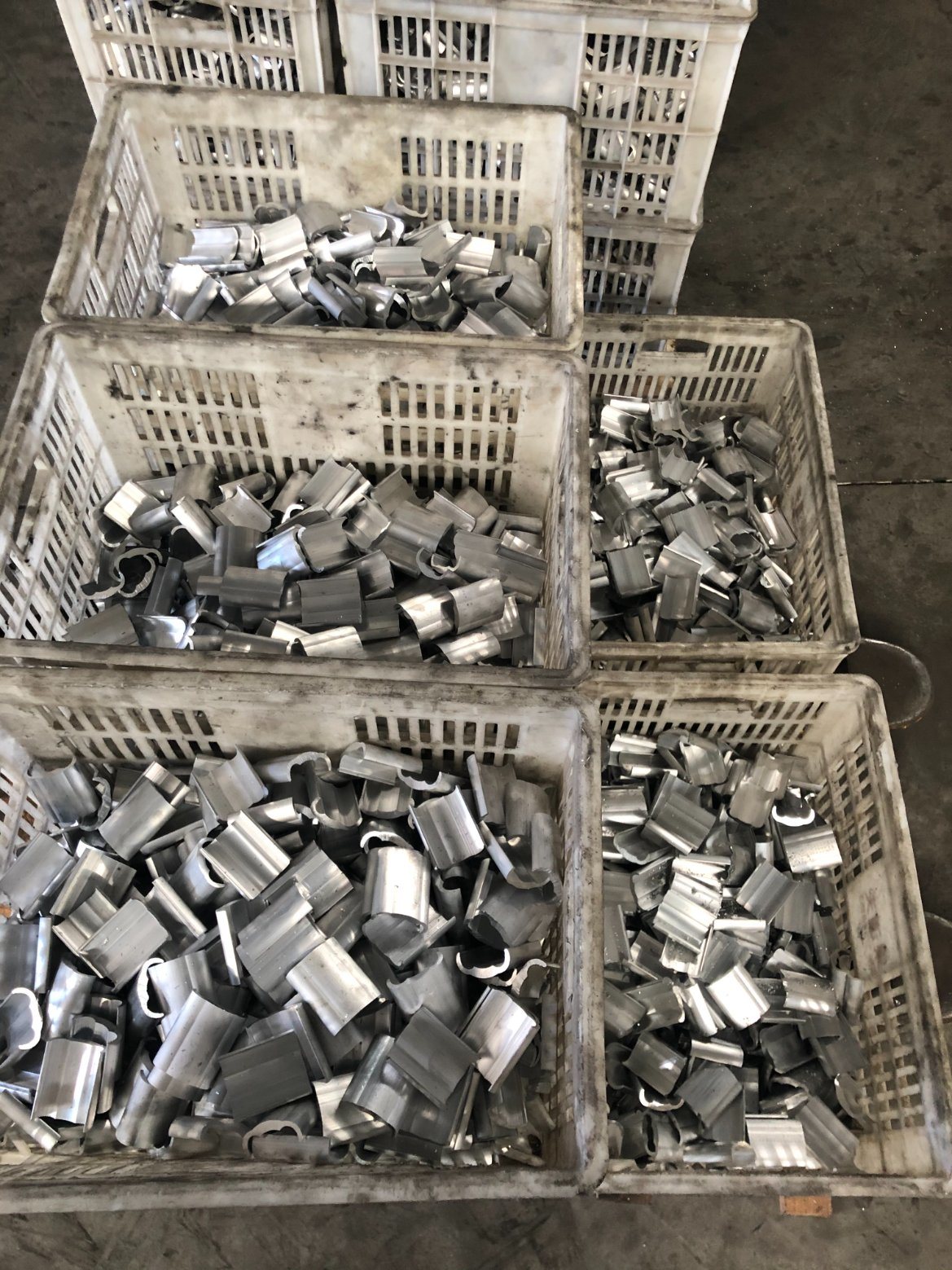 Cina 
                                 Forme personalizzate e clip di messa in parallelo colore argento con filettatura                              produzione e fornitore
