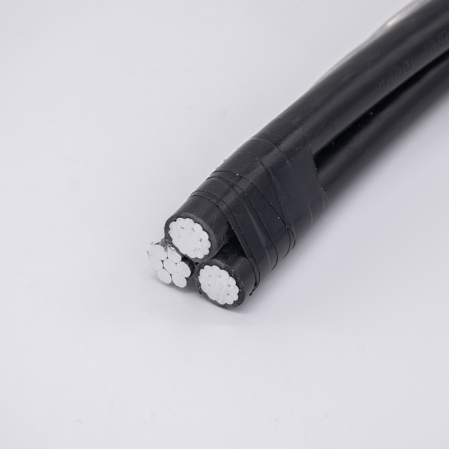 
                1 cable ABC DE 240 + 240 mm2, aislamiento XLPE estándar IEC
            
