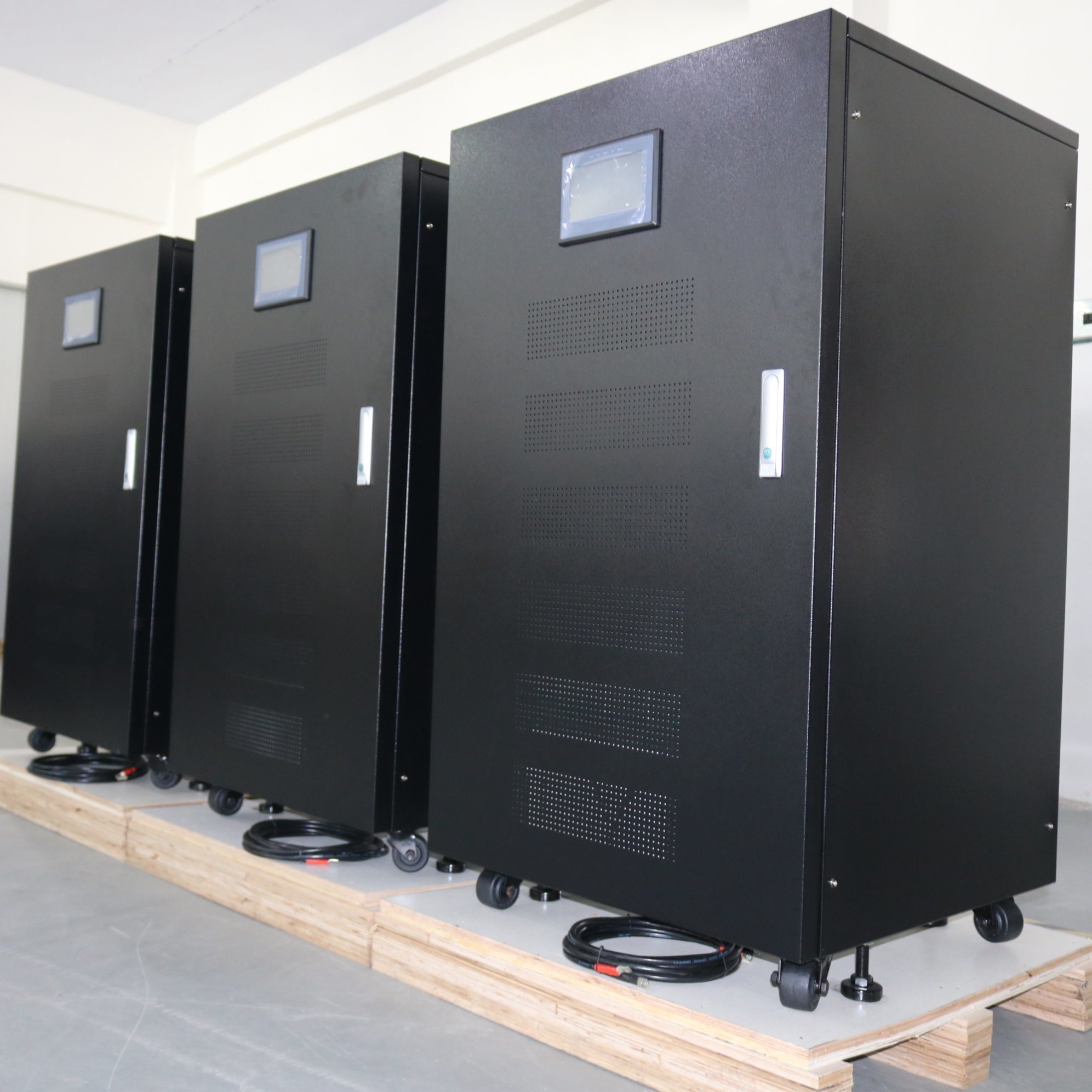 
                UPS industrial en línea de baja frecuencia 40kVA 3phase con transformadores
            
