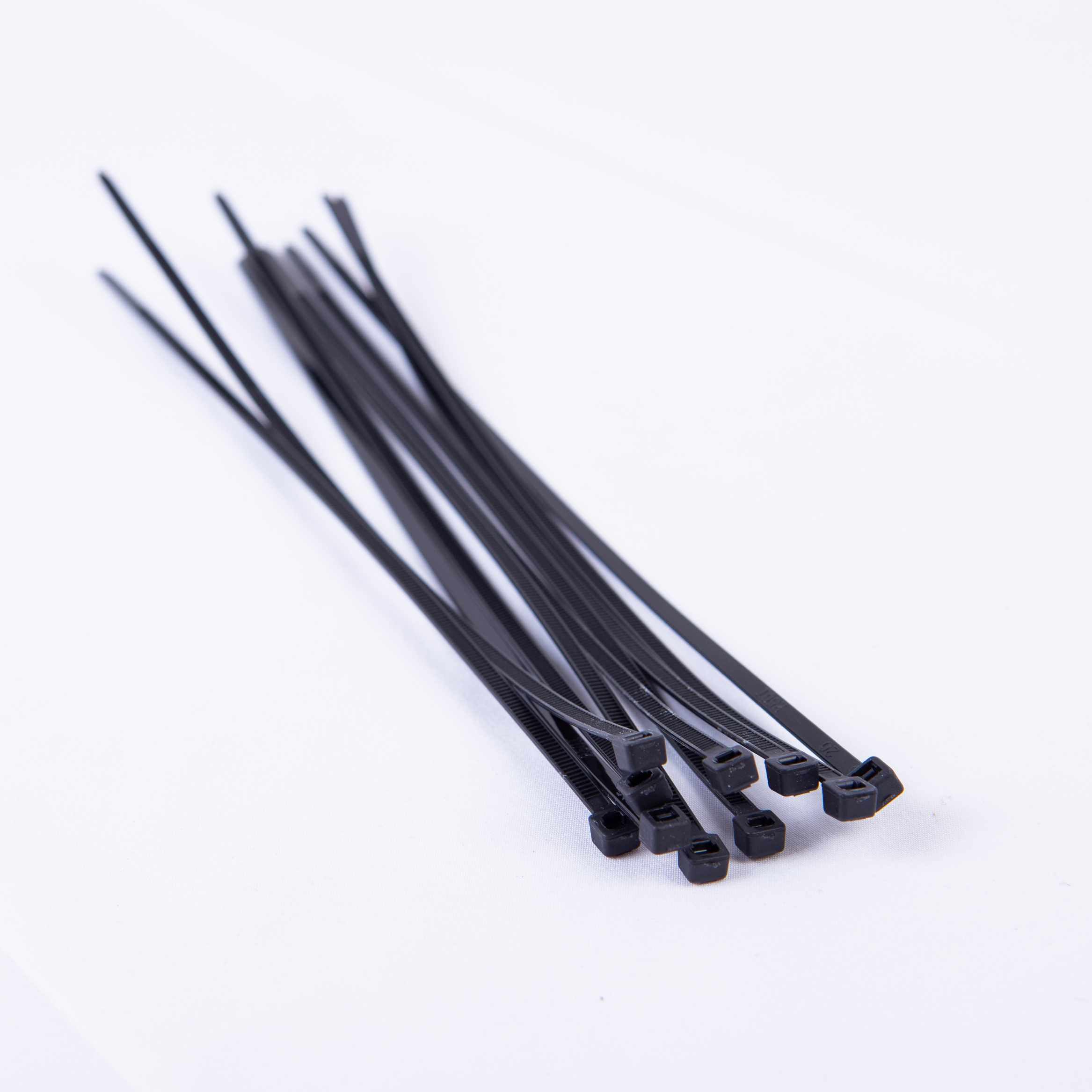 
                Bridas de nylon de alta calidad 4*150mm cable blanco y negro lazos Zip autoblocante Bridas de nylon
            