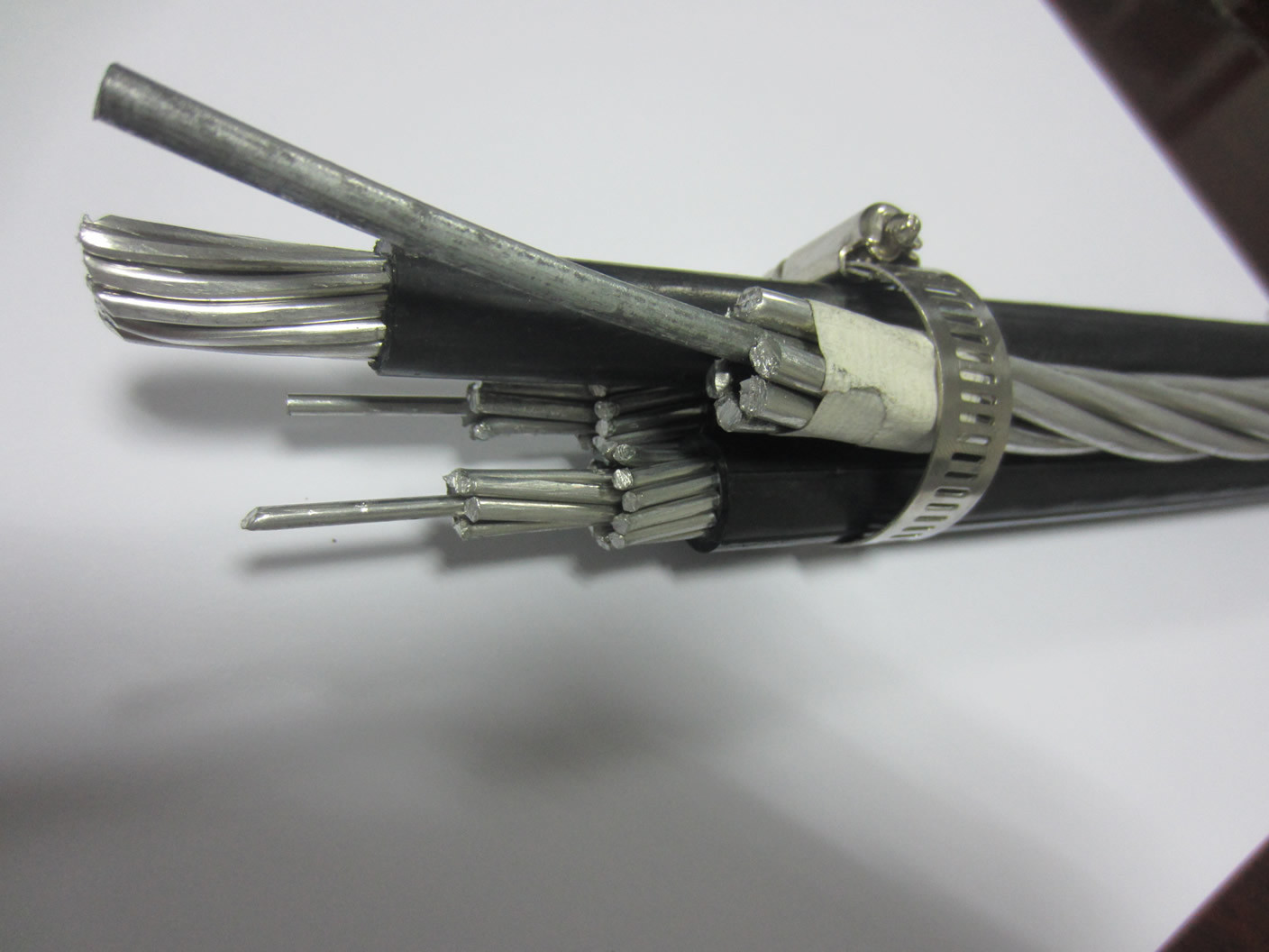 
                Caída del Servicio de triple aluminio ACSR Conductor neutro berberechos Cable Eléctrico Cable ABC
            