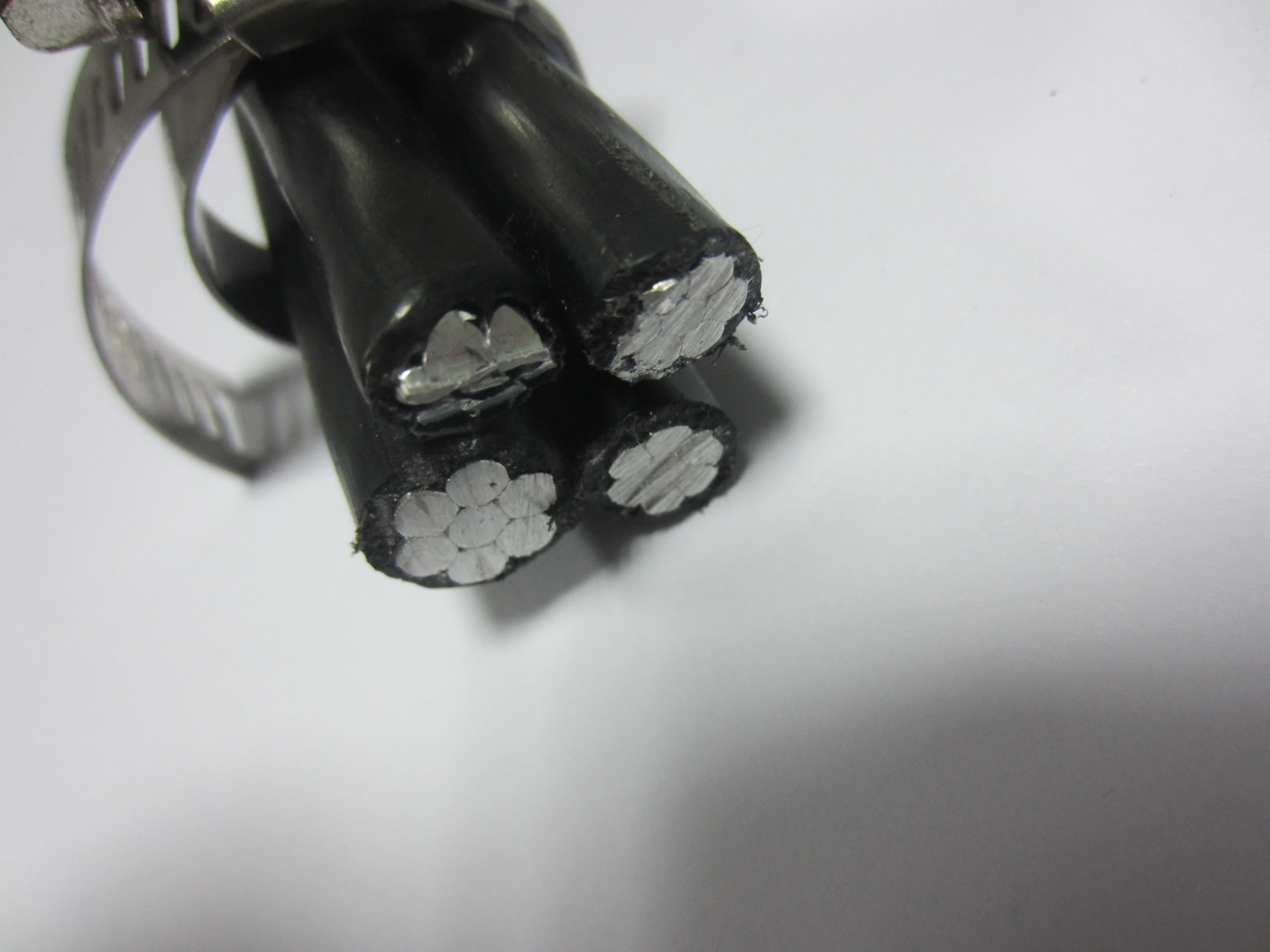 
                Alumínio cabo 4X16 0.6/1kv cabo elétrico do fio de alumínio superior PE com isolamento do cabo superior
            