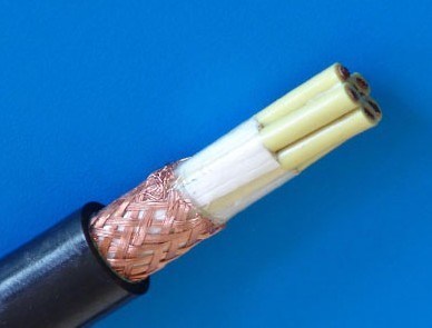
                Оплетка медной проволоки 450 в экранированный управляющий кабель из ПВХ
            